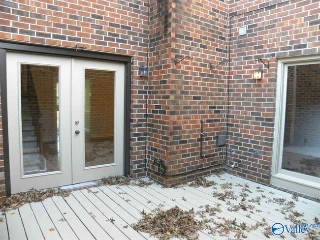 Building Photo - 102 W Lake Cir