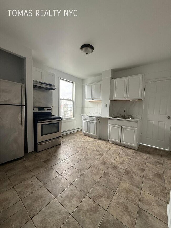 Building Photo - 15 Cedar St