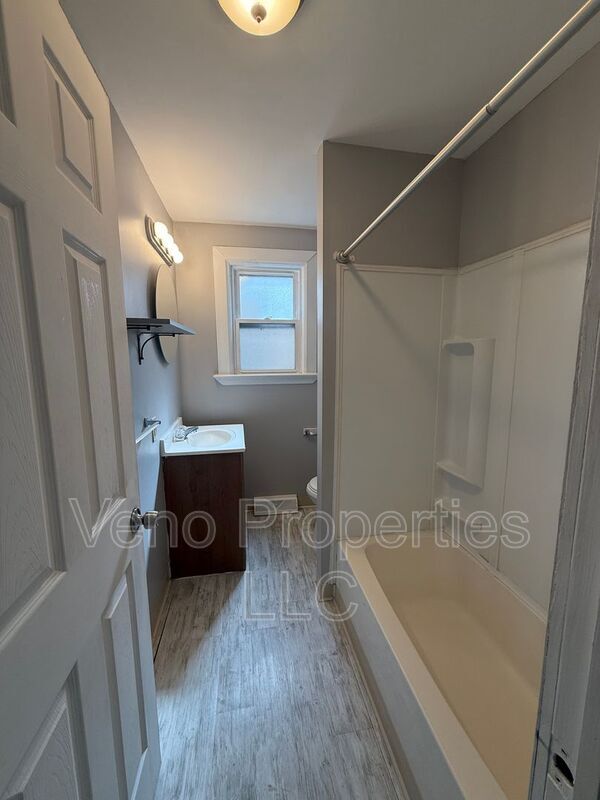 Building Photo - 1075 Park Ave