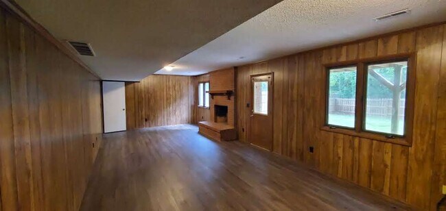Building Photo - 4 Bedroom 3 Bathroom House