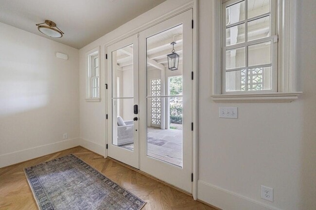 Building Photo - 81 Delmont Dr NE