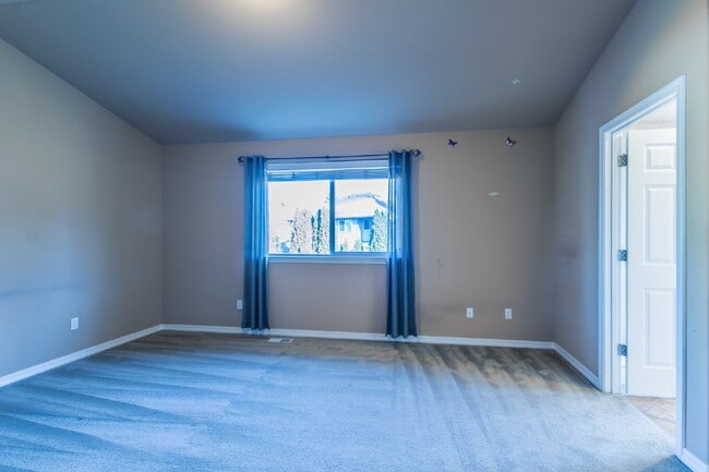 Building Photo - Spacious 4-Bedroom Haven in Kent with 2.5 Bathrooms and 2,570 Sq Ft of Comfort!