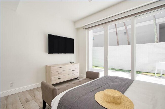 Building Photo - 3350 NE 14th Ct