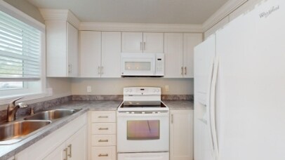 Building Photo - 619 21st St W