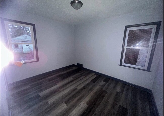 Building Photo - Cute 2 bedroom located on Detroit's West side.