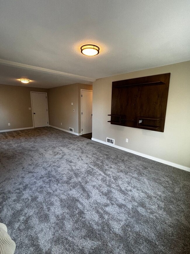 Building Photo - 4 bed 3 bath, Bonus room, Rv parking, Fenc...