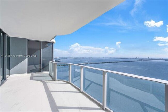 Building Photo - 700 NE 24th St