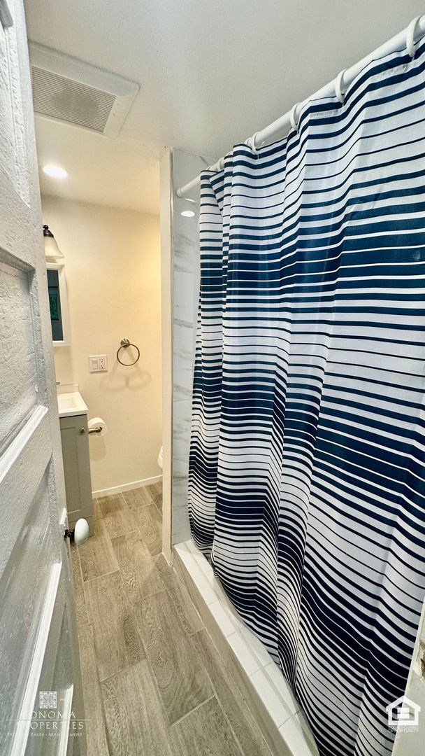 Building Photo - Charming 1-bedroom Duplex With Paid Utilit...