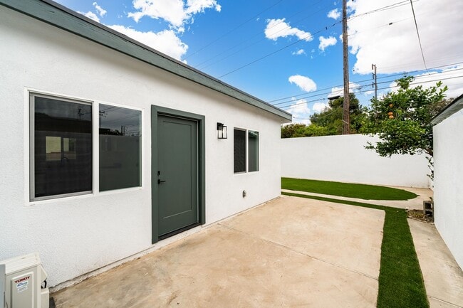 Building Photo - 7020 Schroll St