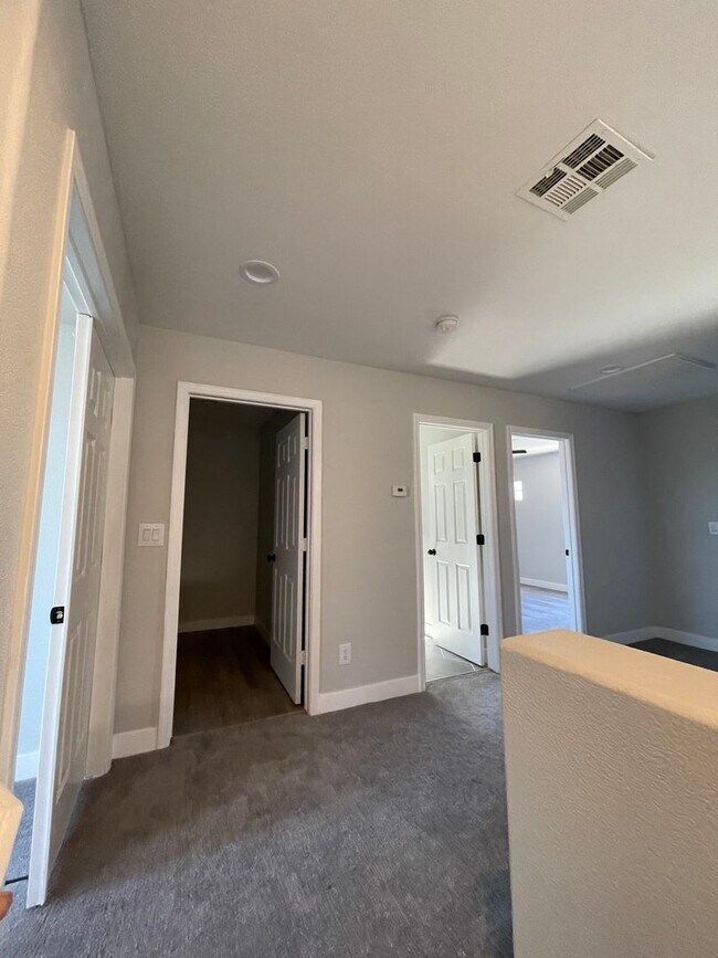 Building Photo - Beautiful 4 bedroom home located in the Sh...