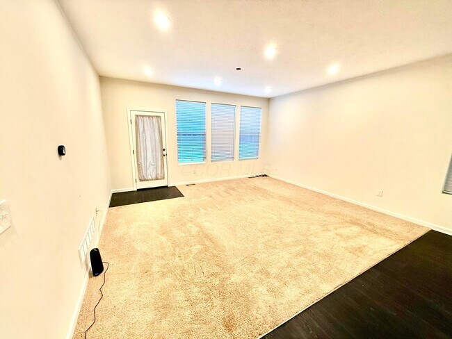 Building Photo - 1916 Pomodoro Dr