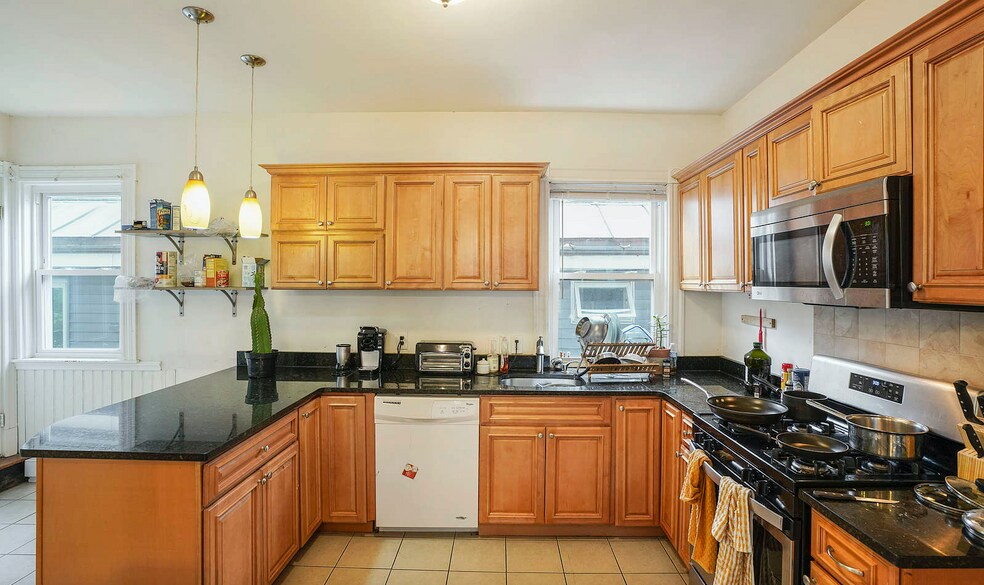 Primary Photo - 13 Sachem St