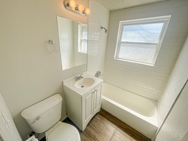 Building Photo - Updated 2 Bed Home with Garage, Huge Yard & Storage in Del City