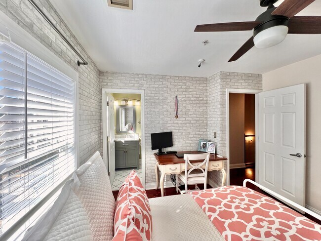 Building Photo - UPTOWN TOWNHOUSE!