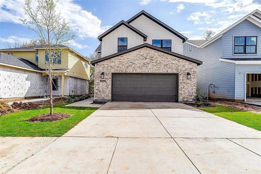Front - 4524 Hogans Alley Dr