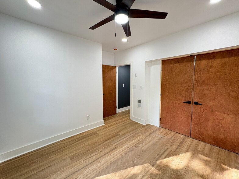 Building Photo - 5834 Phillips Ave