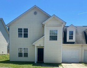 Building Photo - Spacious Town-home!