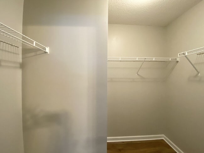 Building Photo - Home in Woodbridge With a Screened Porch and Private Backyard!