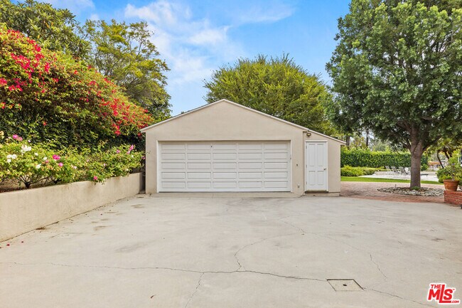 Building Photo - 710 Alta Dr