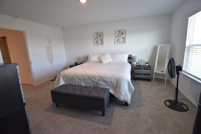 Building Photo - Five Bedroom Home in Greenfield for Rent