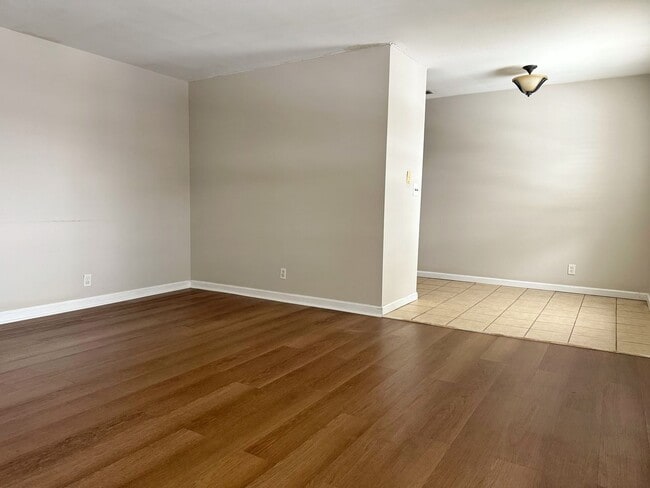 Building Photo - 700 Village Ln