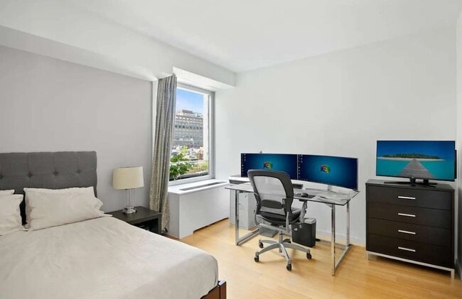 Building Photo - 245 W 19th St