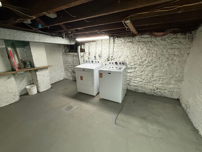 Building Photo - Cozy Home - Munhall