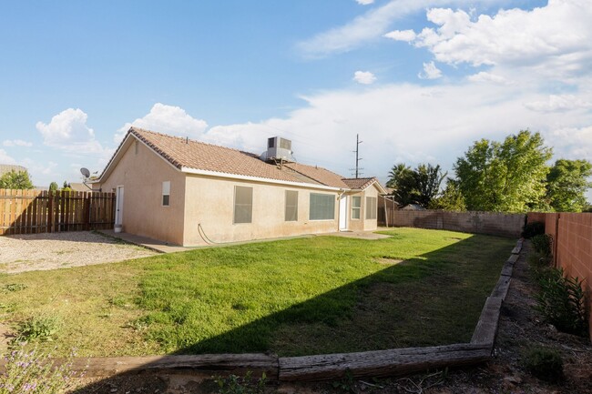 Building Photo - Cute 3 Bedroom 2 Bathroom Home