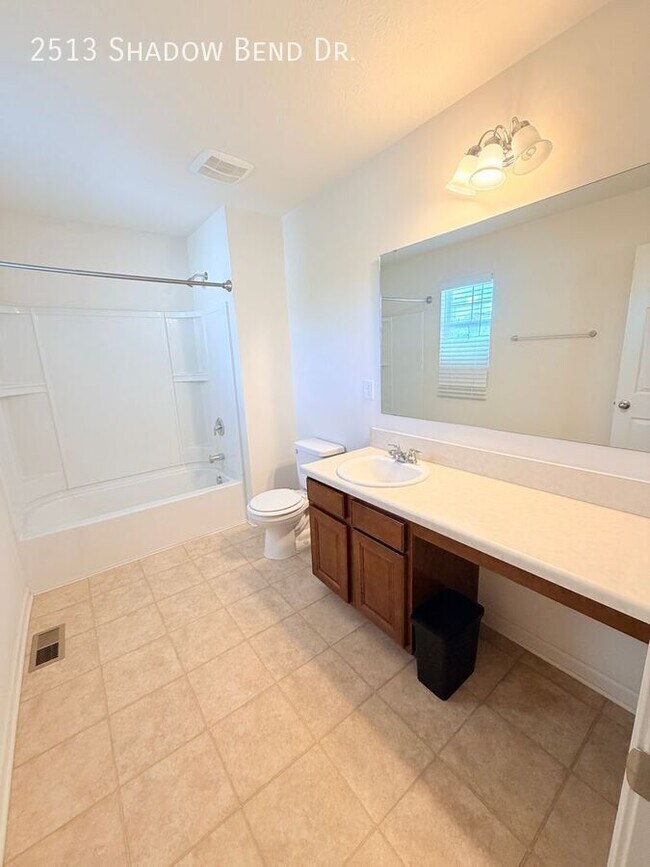 Building Photo - 2513 Shadow Bend Dr