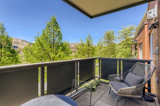 Building Photo - Modern 1 BDR Condo in Holiday Neighborhood