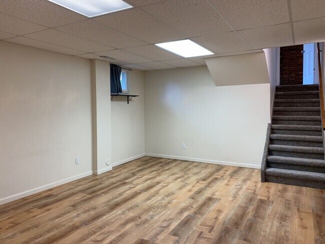 Building Photo - Spacious West-Side Tri-Level Home