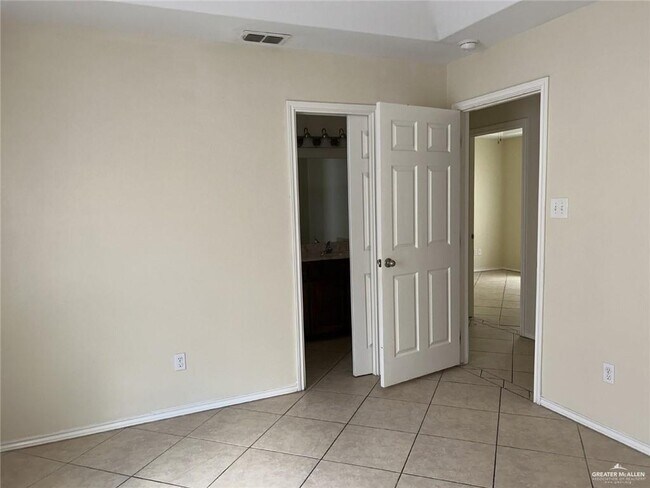 Building Photo - 307 W Albatross Ave