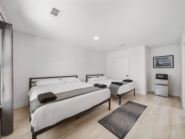Building Photo - 8007 Beluche Dr