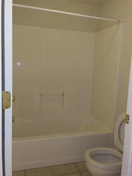 Master Bathtub - 1355 E Norton Rd