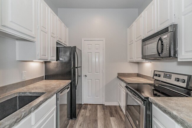 Building Photo - Birchman Place Townhomes - Now Leasing