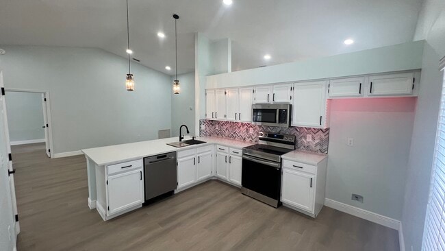 Building Photo - 567 Queensbridge Dr