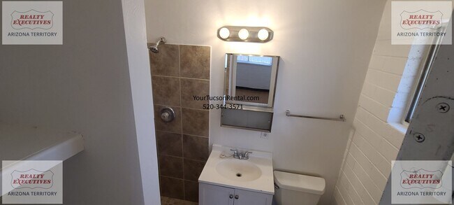 Building Photo - 29th St & Craycroft Rd area 2/2 with yard & A/C System