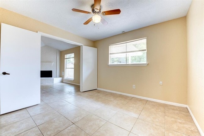 Building Photo - 4035 Green Crest Dr