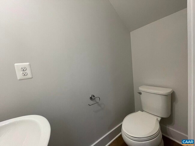 Building Photo - 939 Salamander St