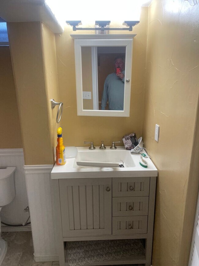 Building Photo - Charming and Updated 3 bed w/ Basement home in fantastic location!
