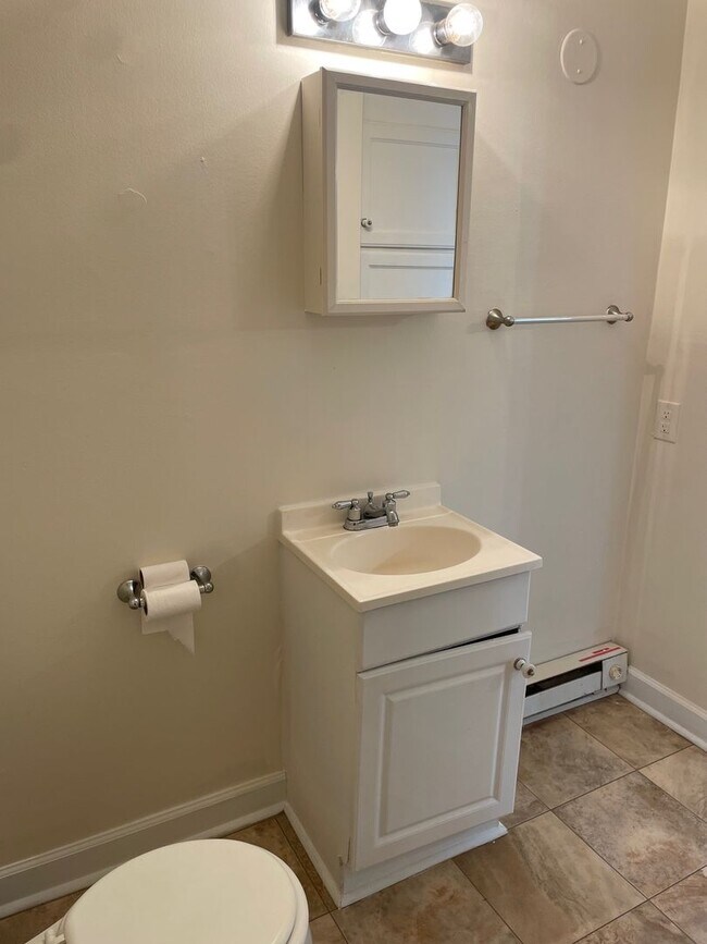 Building Photo - 1143