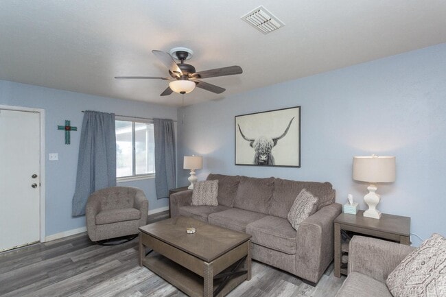 Building Photo - 313 Robins Dr