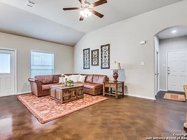Building Photo - Beautiful Duplex in Seguin!