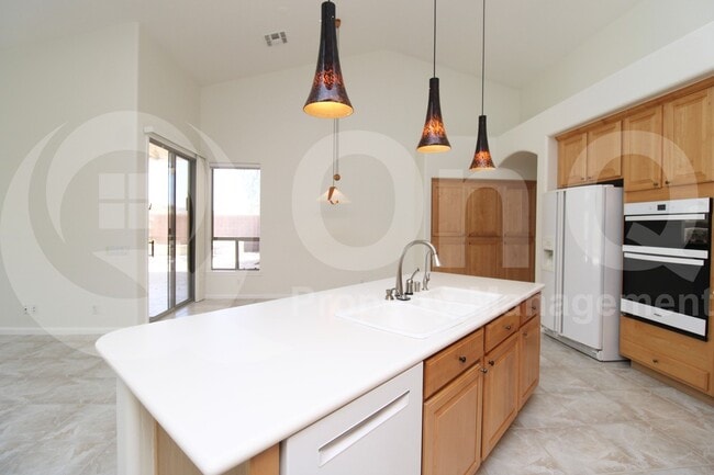 Building Photo - 902 E Desert Flower Ln