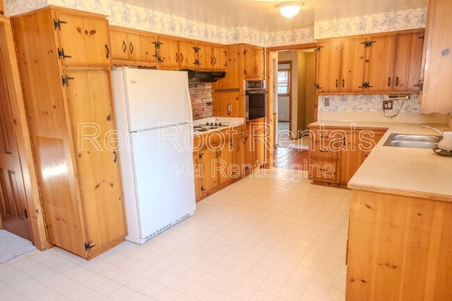 Building Photo - 815 Maywood Ln