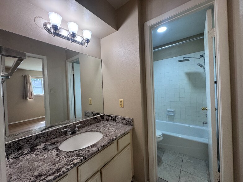 Building Photo - 10810 Sugar Hill Dr