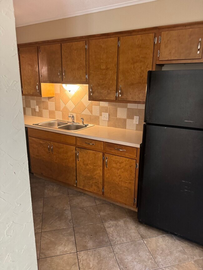 Building Photo - 3000 Mona Dr