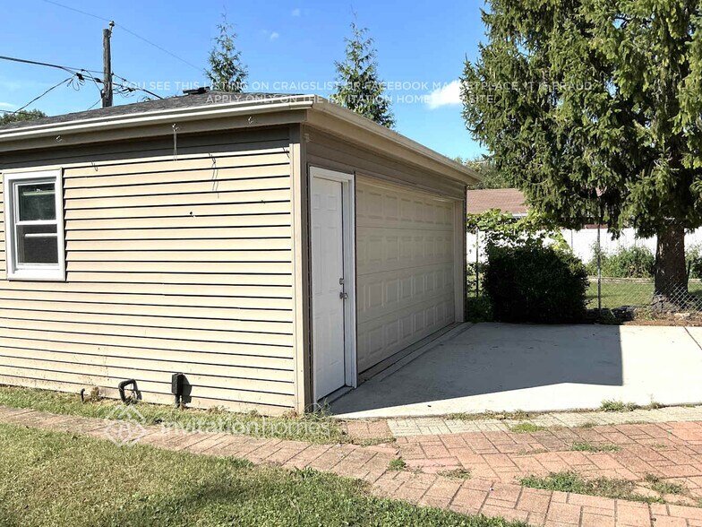 Building Photo - 10528 S 83rd Ave
