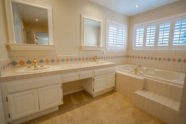 Building Photo - Valencia 4 Bedroom Home for Rent.