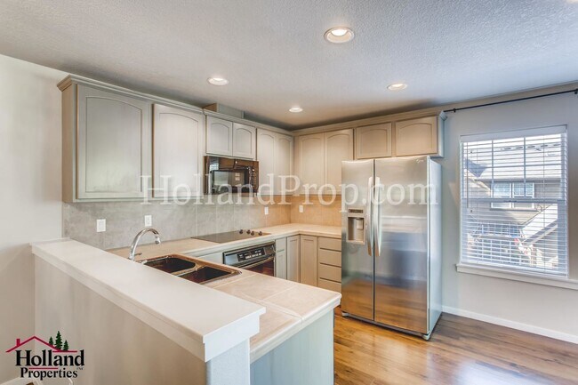 Building Photo - 977 NE 73rd Ave